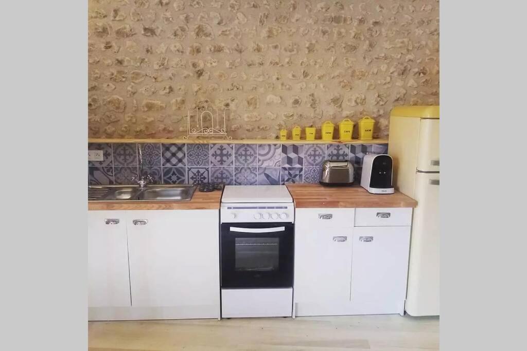 As Seen On A New Life In The Sun - Beautiful 3 Bedroom Cottage With Shared Pool Montboyer Extérieur photo