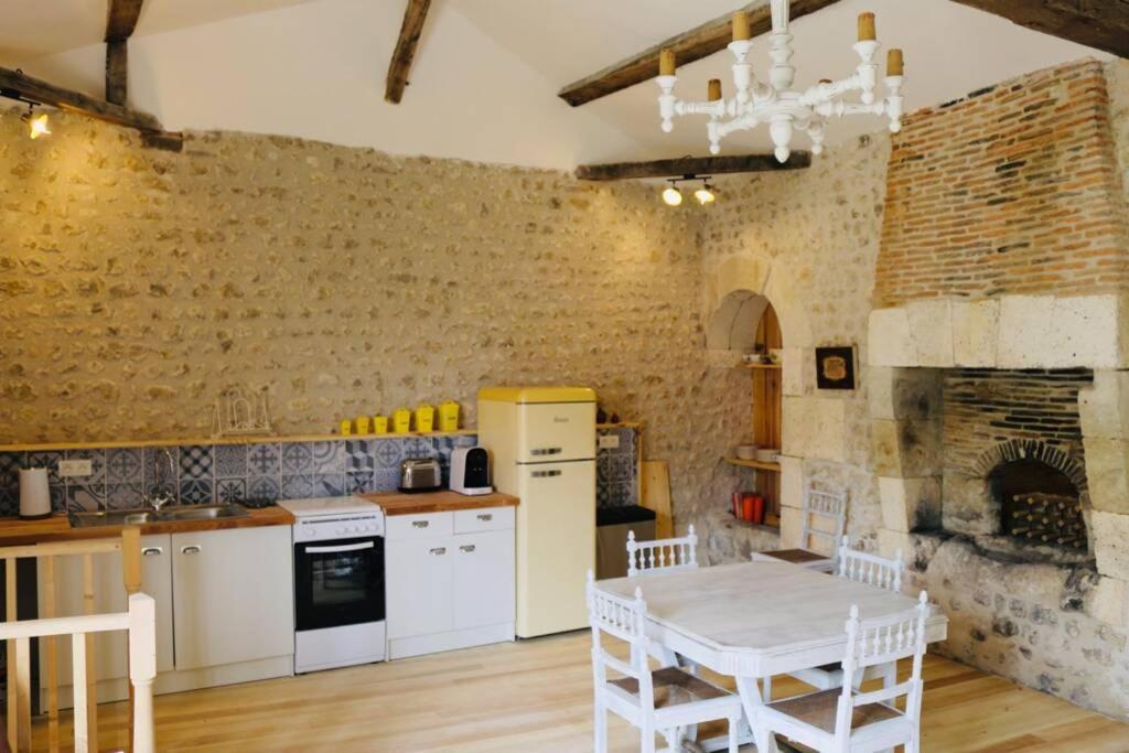 As Seen On A New Life In The Sun - Beautiful 3 Bedroom Cottage With Shared Pool Montboyer Extérieur photo