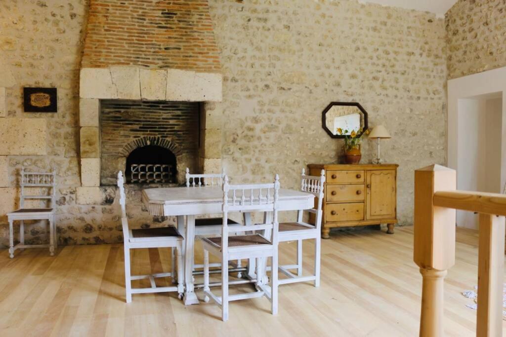 As Seen On A New Life In The Sun - Beautiful 3 Bedroom Cottage With Shared Pool Montboyer Extérieur photo