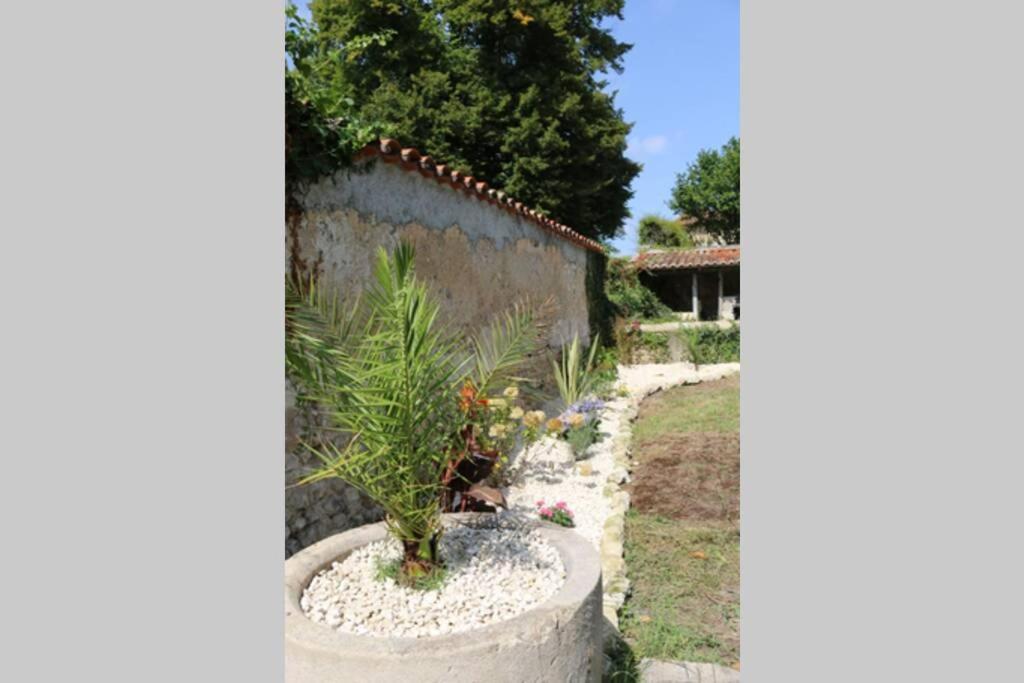 As Seen On A New Life In The Sun - Beautiful 3 Bedroom Cottage With Shared Pool Montboyer Extérieur photo