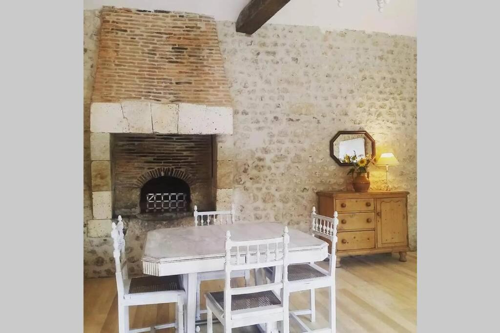 As Seen On A New Life In The Sun - Beautiful 3 Bedroom Cottage With Shared Pool Montboyer Extérieur photo