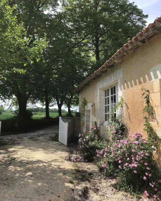 As Seen On A New Life In The Sun - Beautiful 3 Bedroom Cottage With Shared Pool Montboyer Extérieur photo