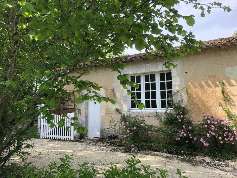As Seen On A New Life In The Sun - Beautiful 3 Bedroom Cottage With Shared Pool Montboyer Extérieur photo