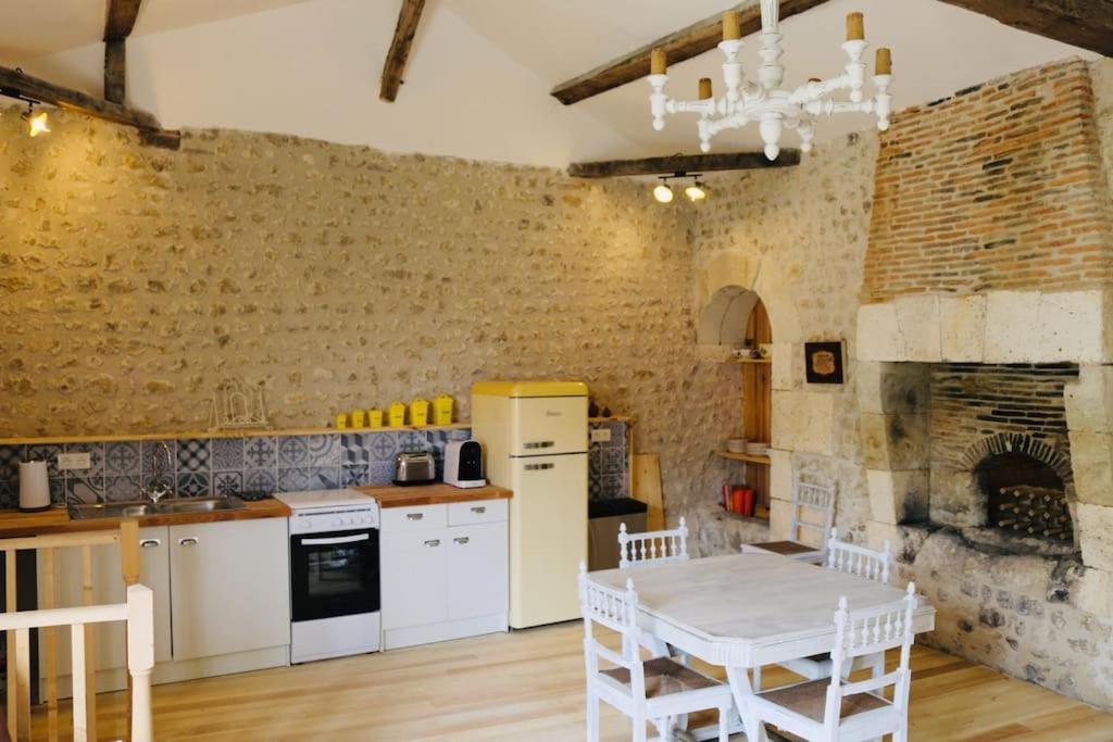 As Seen On A New Life In The Sun - Beautiful 3 Bedroom Cottage With Shared Pool Montboyer Extérieur photo